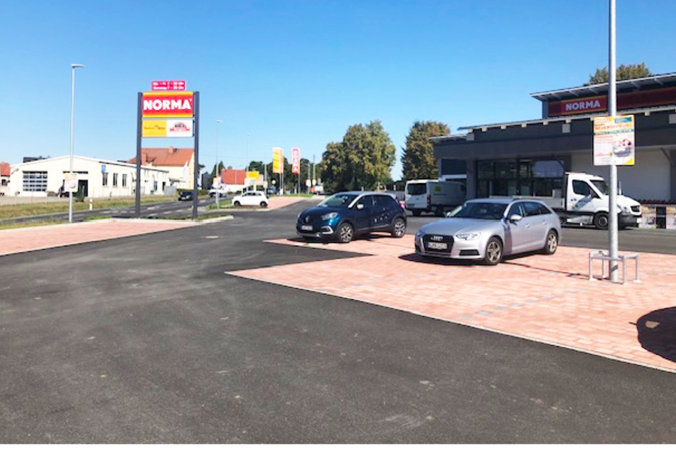 Genügend Parkplätze stehen Euch vor dem Discounter zur Verfügung.
