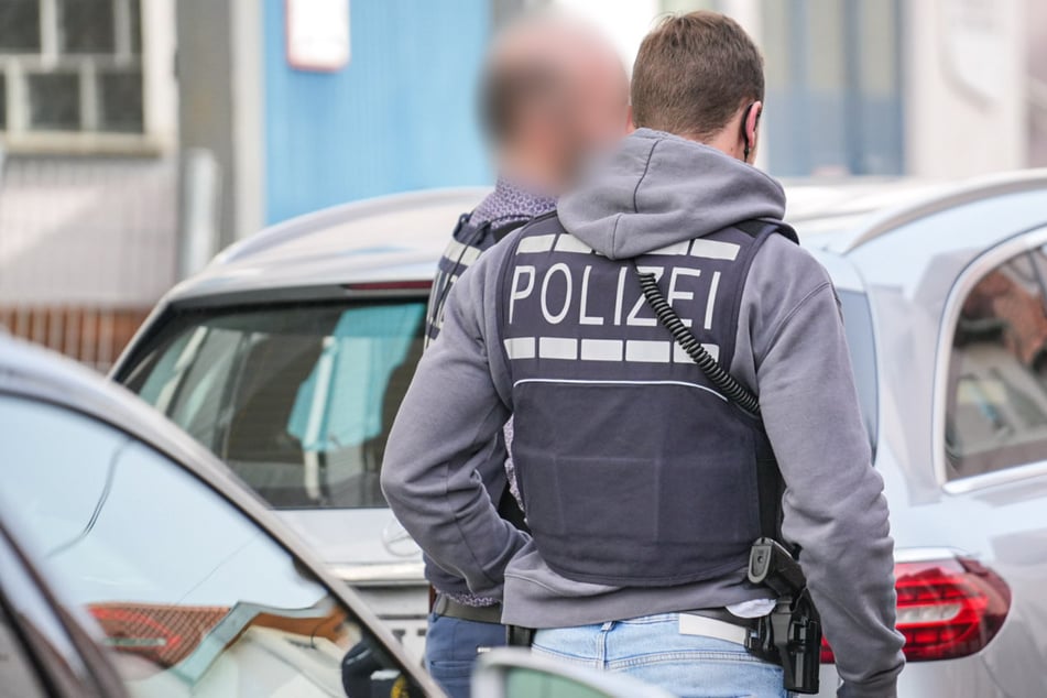 Messerattacke: Bluttat am Nachmittag: Mann greift 24-Jährigen in Moschee mit Messer an