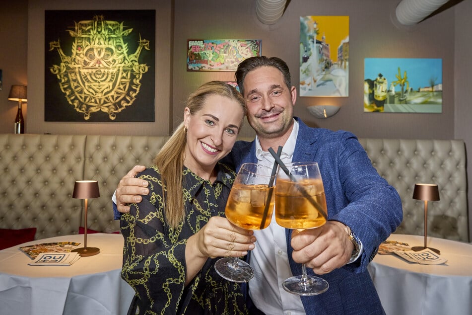 Die Geschwister Sebastian Böhme (39) und Josefine Persing-Böhme (35) stoßen auf die neue Kunst im "Stresa" an.