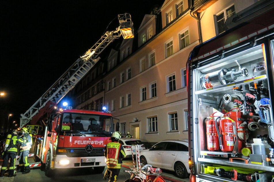 Wohnungsbrand in Aue: Feuerwehr rettet Hausbewohner mit einer Drehleiter