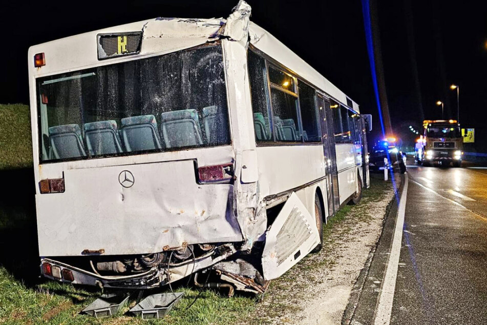 Auch der zweite Bus wurde bei dem Zusammenstoß erheblich in Mitleidenschaft gezogen.