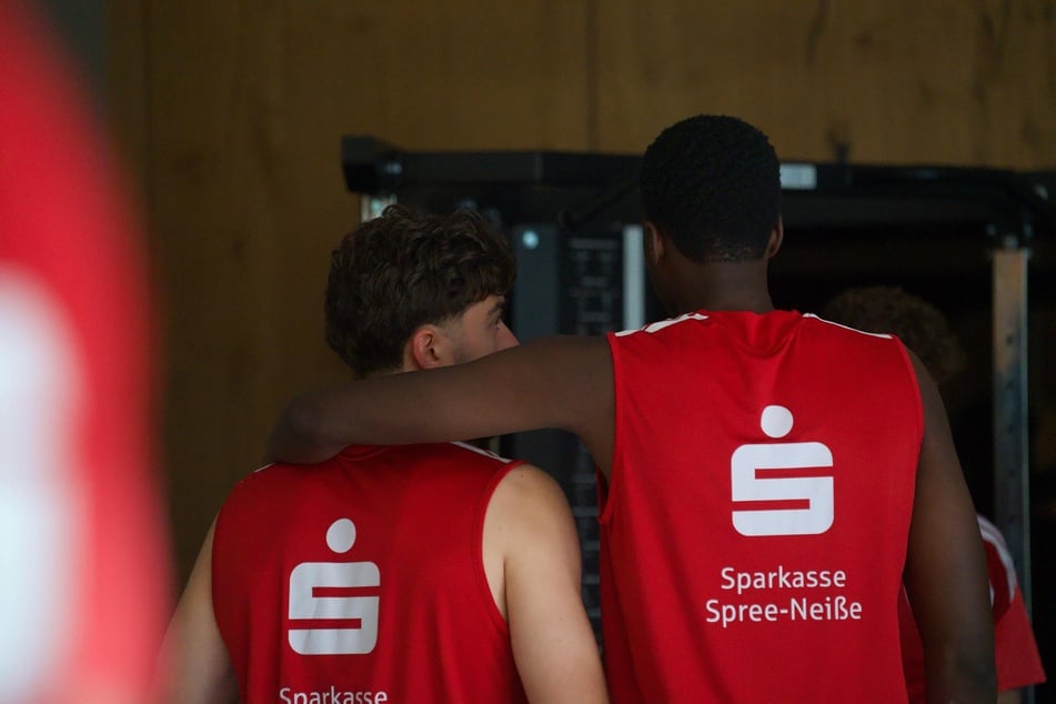 Gemeinsam geht es leichter: Dominik Pelivan (l.) und King Manu beim Kraftraum.