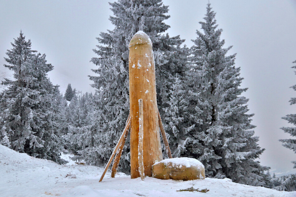 Auf dem 1738 Meter hohen Grünten in den Allgäuer Alpen steht wieder eine neue Phallus-Skulptur, mit mehreren Balken abgestützt.
