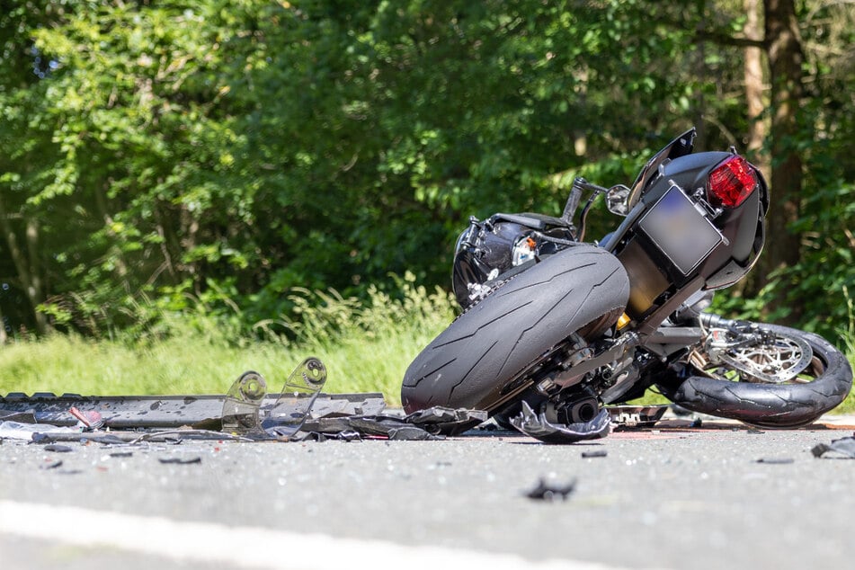 Schwerer Crash auf Landstraße: Motorrad-Fahrer stirbt
