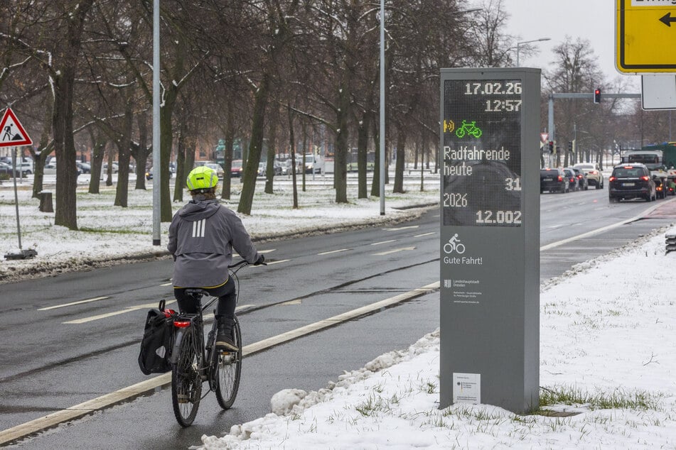 An der St. Petersburger Straße steht Dresdens erstes Fahrradbarometer.