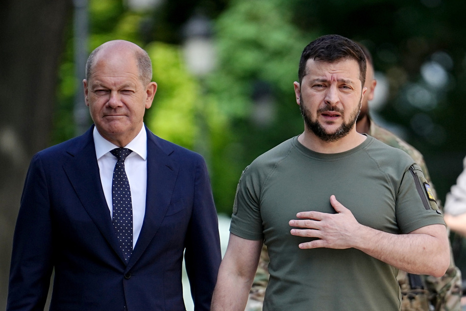 Wolodymyr Selenskyj (45, r), Präsident der Ukraine, und Bundeskanzler Olaf Scholz (64, SPD) kommen zu einer gemeinsamen Pressekonferenz.