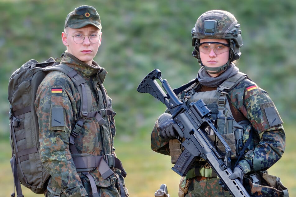 Die Gefreiten Fred (18) und Lene (17, v.l.) zeigen Grundelemente der persönlichen Ausrüstung.