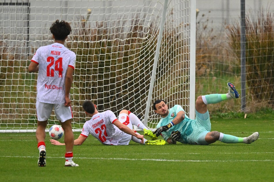 Muss sich auf Konkurrenz einstellen: Dynamo-Keeper Tim Schreiber (23, r.).