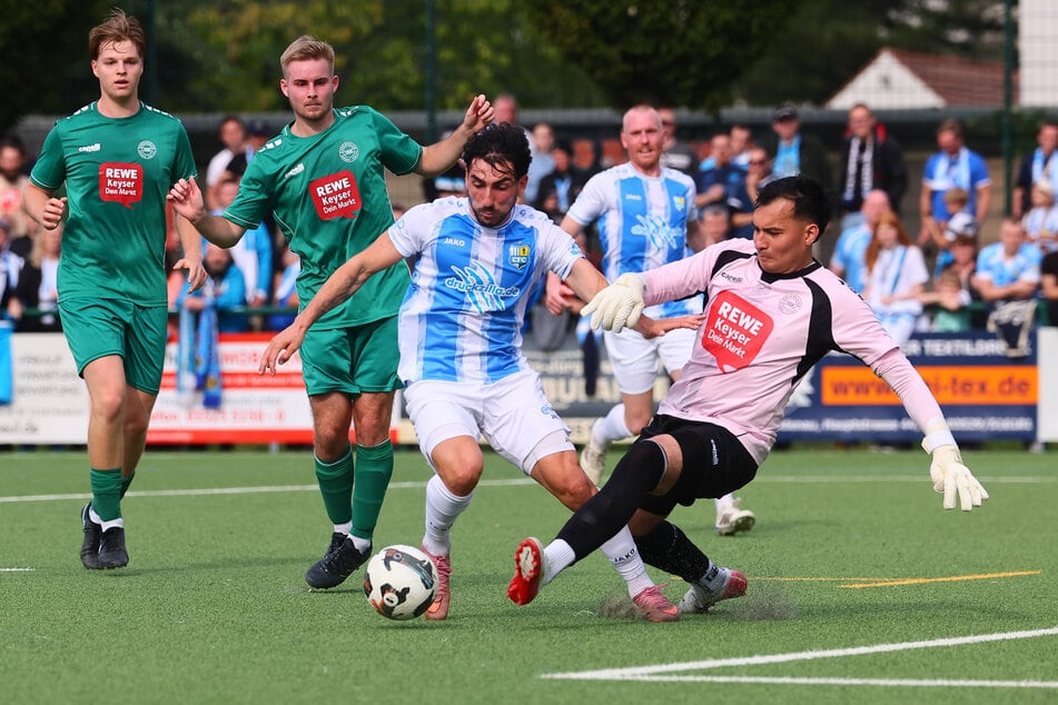 CFC-Spieler Domenico Alberico (27) legte den Ball an Radebeuls Keeper Jeremy Quintero Rivas (26) vorbei, doch der fuhr das Bein noch aus. Alberico überwand ihn dennoch einmal - zum 2:0.