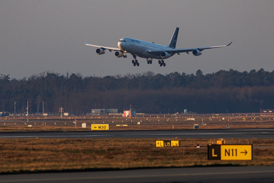 Eine Lufthansa Maschine aus Maskat landet am Frankfurter Flughafen.