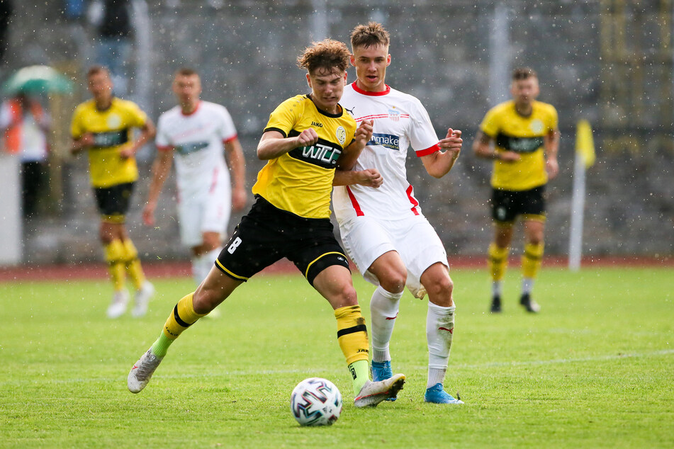 Tim Limmer (l.) im Zweikampf mit FSV-Neuzugang Dustin Willms.