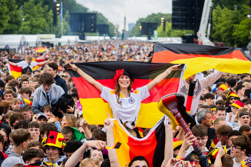 Deutschlandfans feiern ihre Nationalmannschaft vor dem Brandenburger Tor in Berlin.