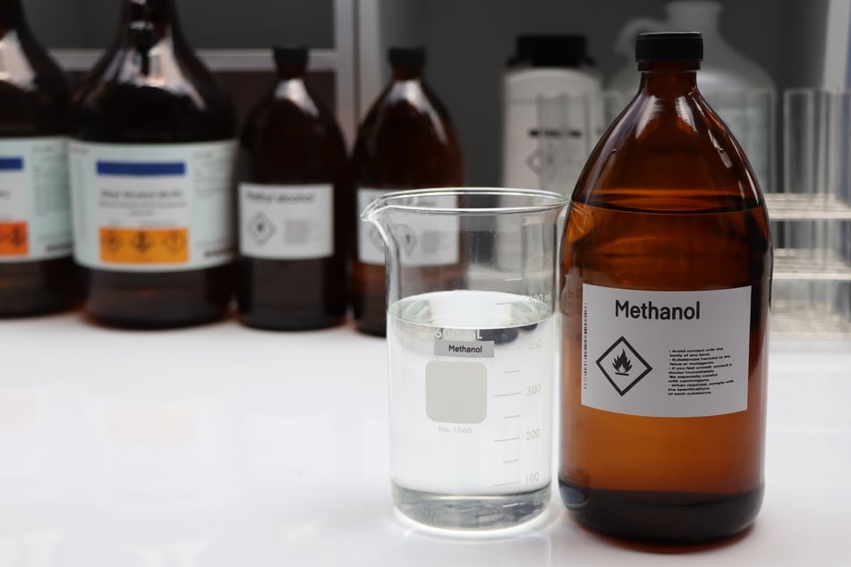 Methanol ist ein hochgiftiger Alkohol und kann schon in geringen Mengen zur Erblindung, Organversagen oder zum Tod führen.