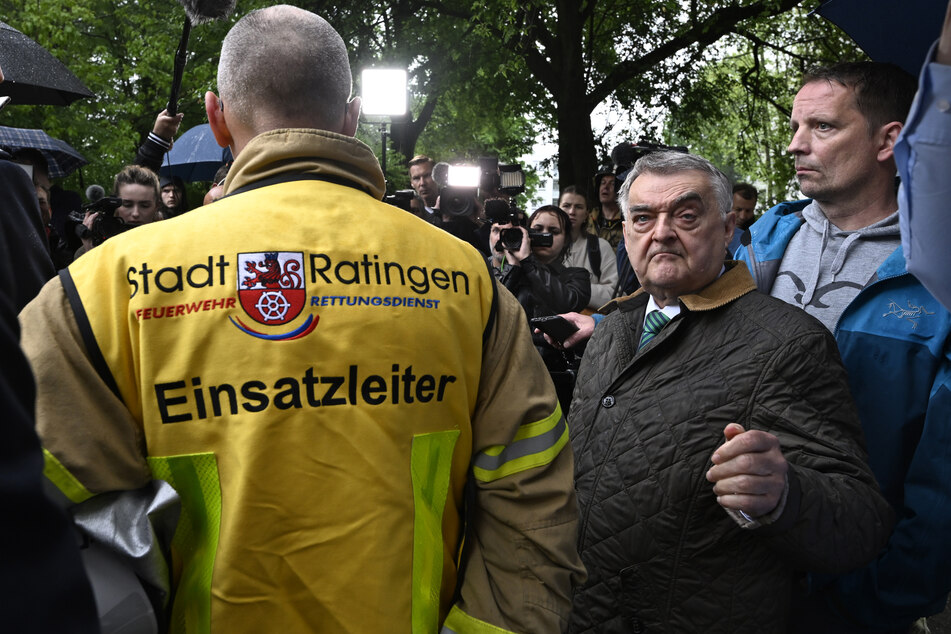 Dass der mutmaßliche Täter festgenommen werden konnte, ist für NRW-Innenminister Herbert Reul (70, CDU, 2.v.r.) nur ein schwacher Trost.