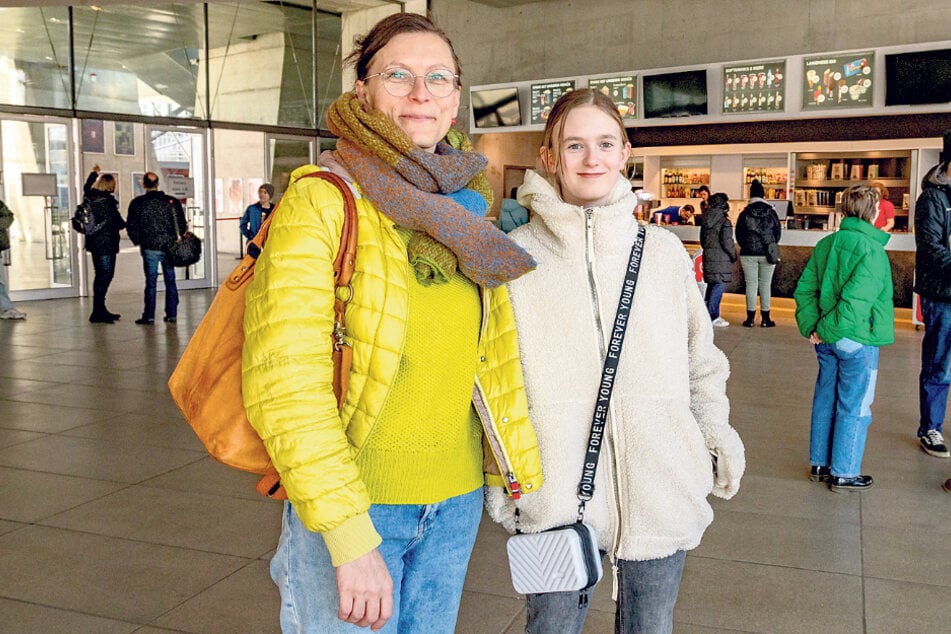 Doreen Tolksdorf (46) und ihre Tochter Xenia (12) nutzen die Schulferien für einen Kinobesuch.