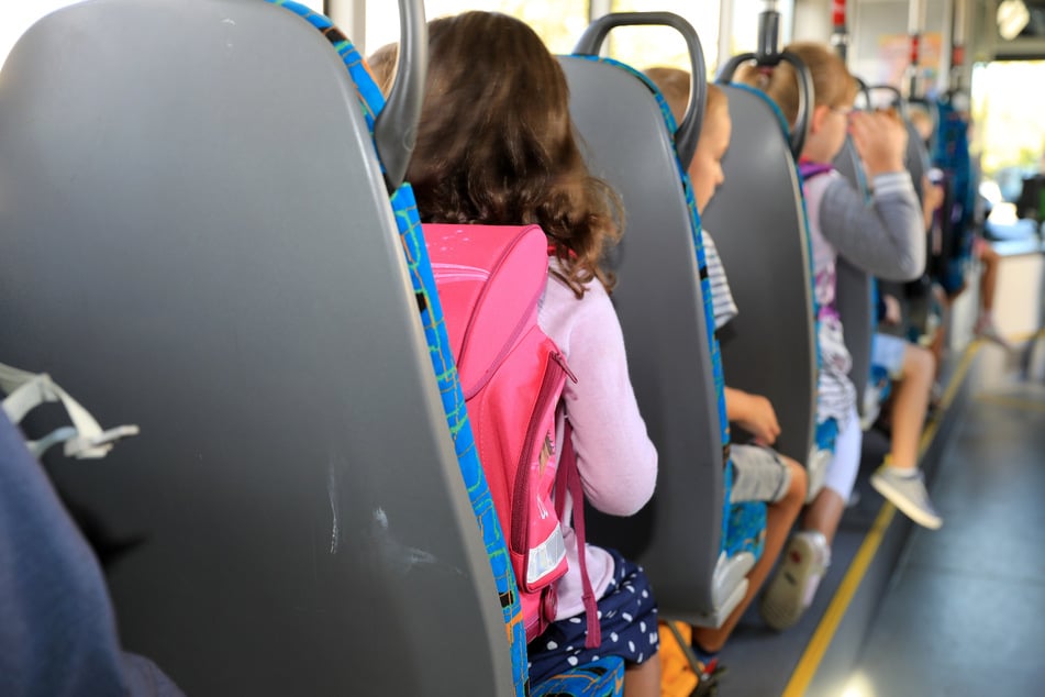 In Eschweiler hat es einen Unfall mit einem Schulbus gegeben. (Symbolbild)