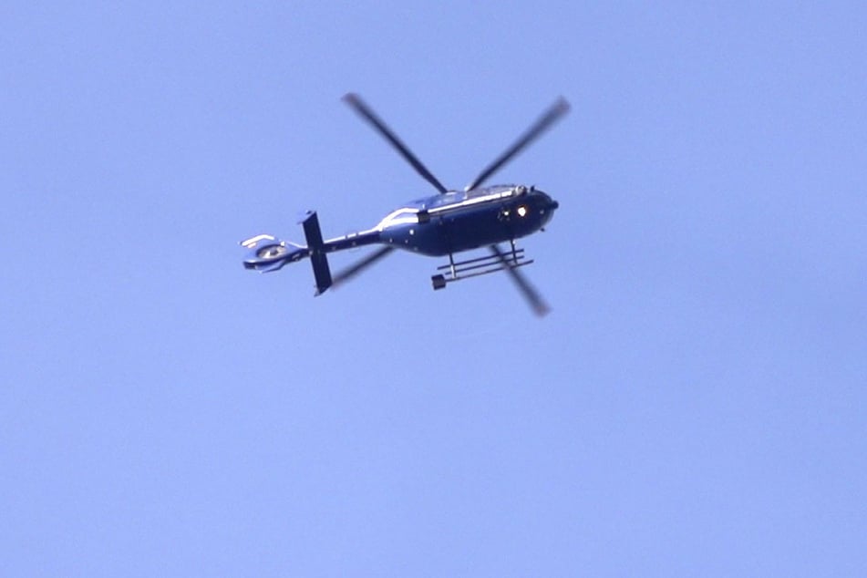 Mit einem Hubschrauber suchte die Polizei in der Nacht auf Mittwoch einen mutmaßlichen Autodieb (Symbolbild).