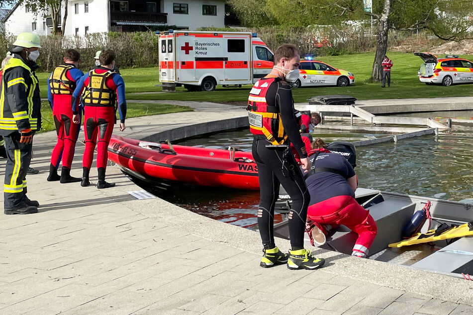 Das abgestürzte Kleinflugzeug soll aus dem Badesee bei Sulzberg geborgen werden. Vier Menschen sind bei dem Unfall verletzt worden.