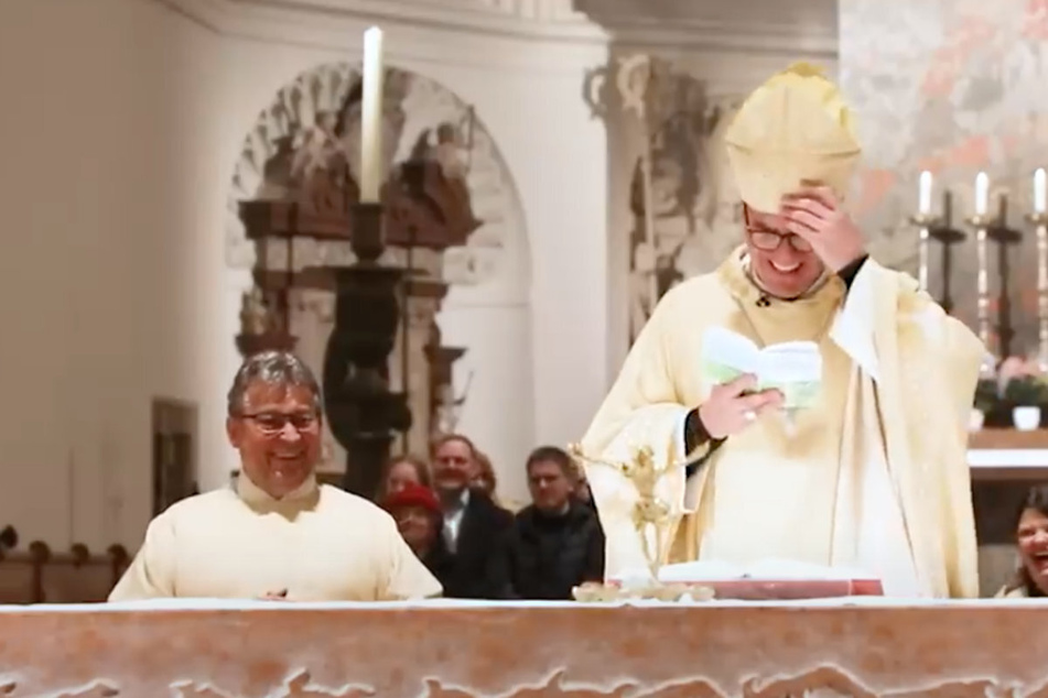Lachanfall während des Gottesdienstes: Bischof geht mit Osterwitz viral