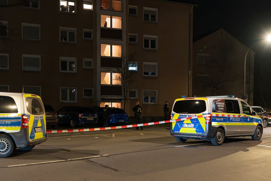 Frau (†32) tot in Wohnung entdeckt: Polizei nimmt 21-Jährigen fest