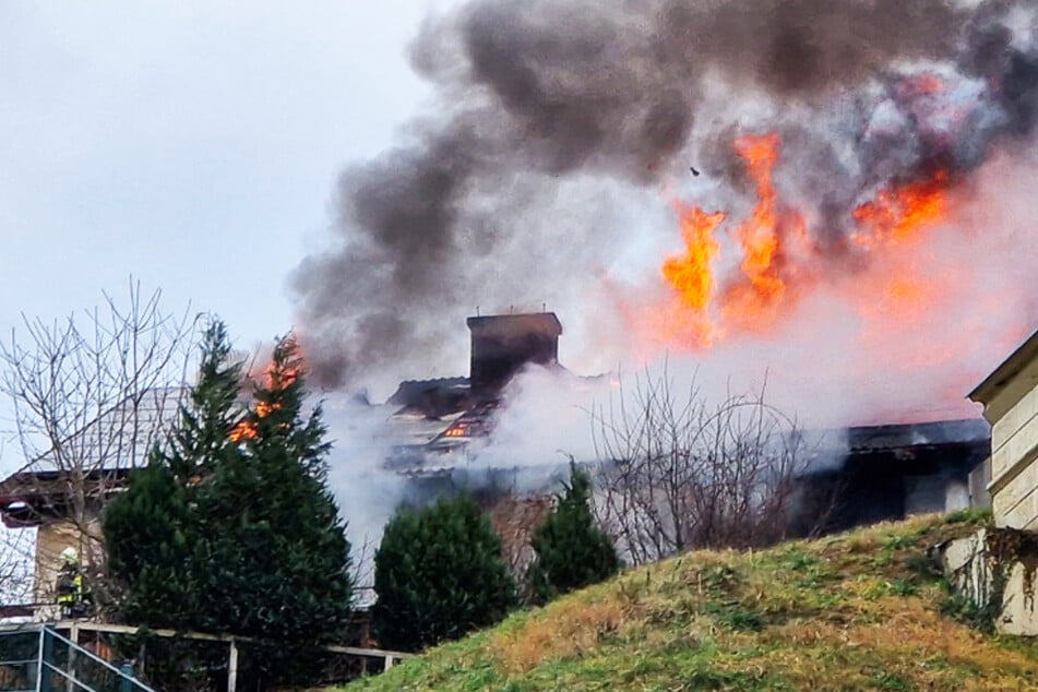 Ein Einfamilienhaus in Bad Ems wurde ein Raub der Flammen: Bei den Löscharbeiten wurde ein Leichnam entdeckt.