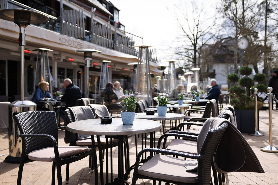 Angesichts sinkender Corona-Neuinfektionsraten wollen mehrere Bundesländer vorsichtig lockern. Auch die Gastronomie könnte ein Stück vom Öffnungs-Kuchen abbekommen.