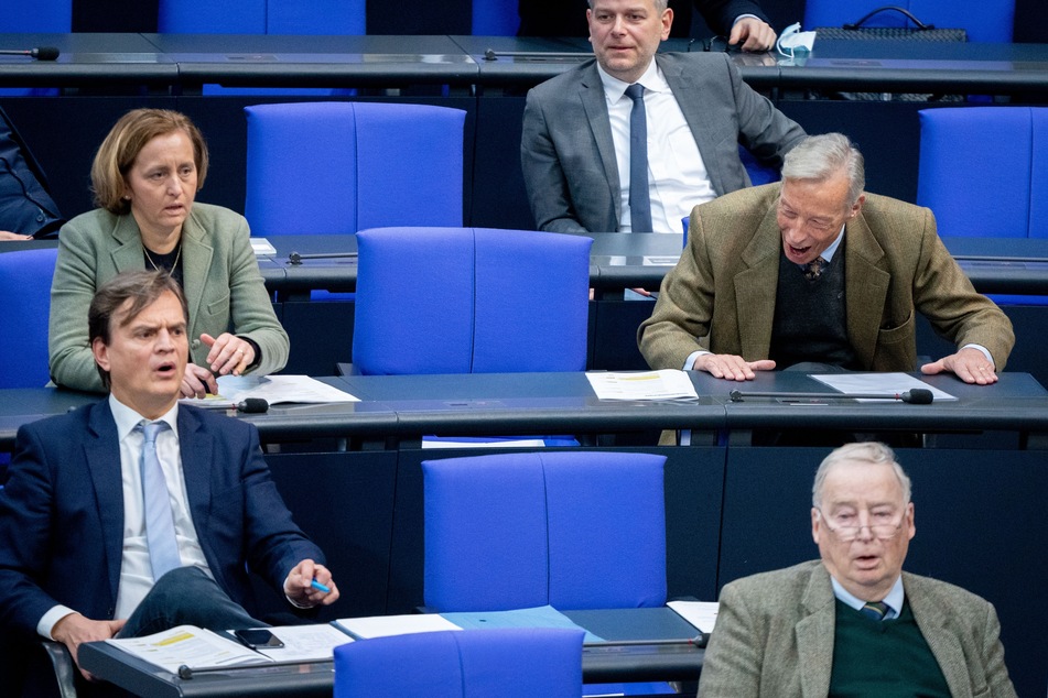 Bernd Baumann (l-r), parlamentarischer Geschäftsführer der AfD-Bundestagsfraktion, Beatrix von Storch (AfD), Armin-Paul Hampel und Alexander Gauland, Fraktionsvorsitzender der AfD, reagieren bei der Sitzung des Bundestags.