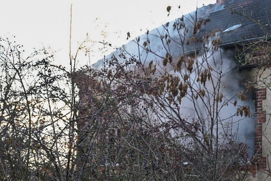 Leipzig: Brand im Leipziger Nordosten: Dichter Rauch quillt aus Mehrfamilienhaus