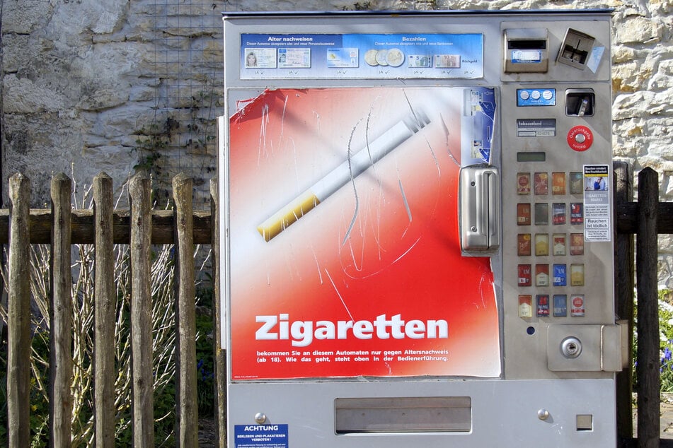 Mit einem Auto und einem Spanngurt versuchten mehrere junge Männer in Crock einen Zigarettenautomaten aus der Verankerung zu reißen. (Symbolfoto)