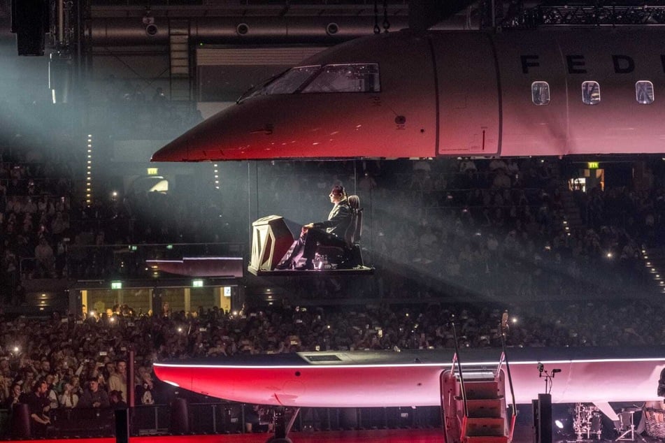 Aus dem Cockpit kam der Rapper nach unten geschwebt.