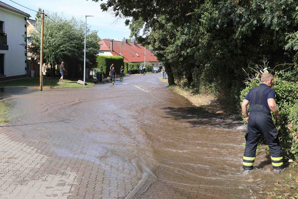 Die Krummendorfer Straße in Rostock wurde am heutigen Montag nach einem Wasserrohrbruch komplett überschwemmt.