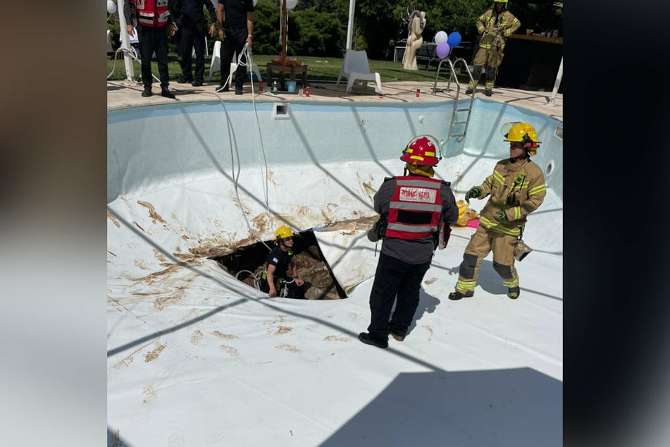 Israeli firefighters and rescue workers needed four hours to recover the body sucked into the hole.