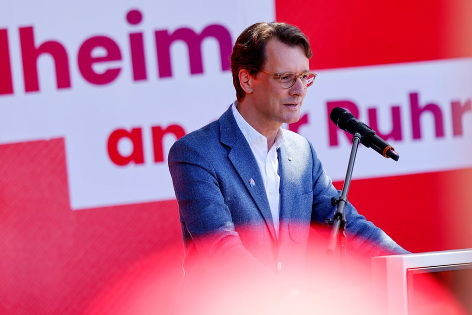 NRW-Ministerpräsident Hendrik Wüst (50, CDU) hielt bei der zentralen Kundgebung in Mülheim an der Ruhr eine Rede.
