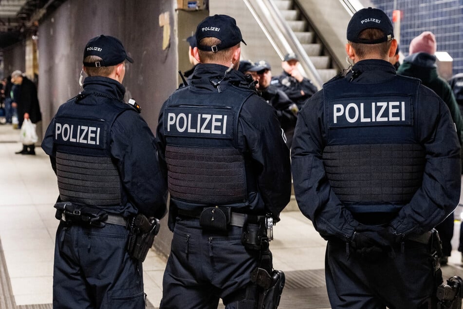 Die angegriffenen Polizisten erlitten Verletzungen. (Symbolbild)