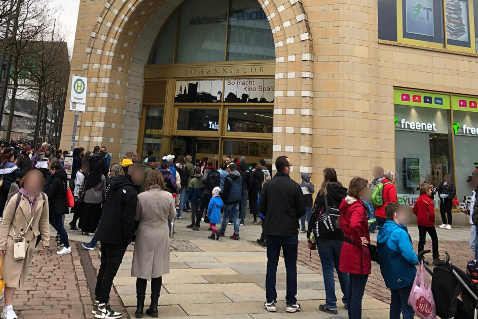 Vor der "Galerie Roter Turm" standen am Samstagnachmittag etliche Menschen: Sie mussten das Einkaufszentrum wegen eines Notruf-Missbrauches verlassen.