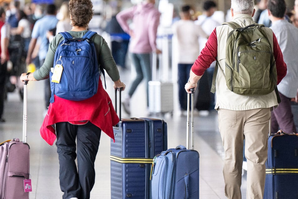 Passagiere warten im Juli dieses Jahres im Flughafen Frankfurt auf ihren Check-in: Mehr als doppelt so viele Fluggäste sind im Sommer von Deutschland zu einer Flugreise aufgebrochen als im Sommer 2021.