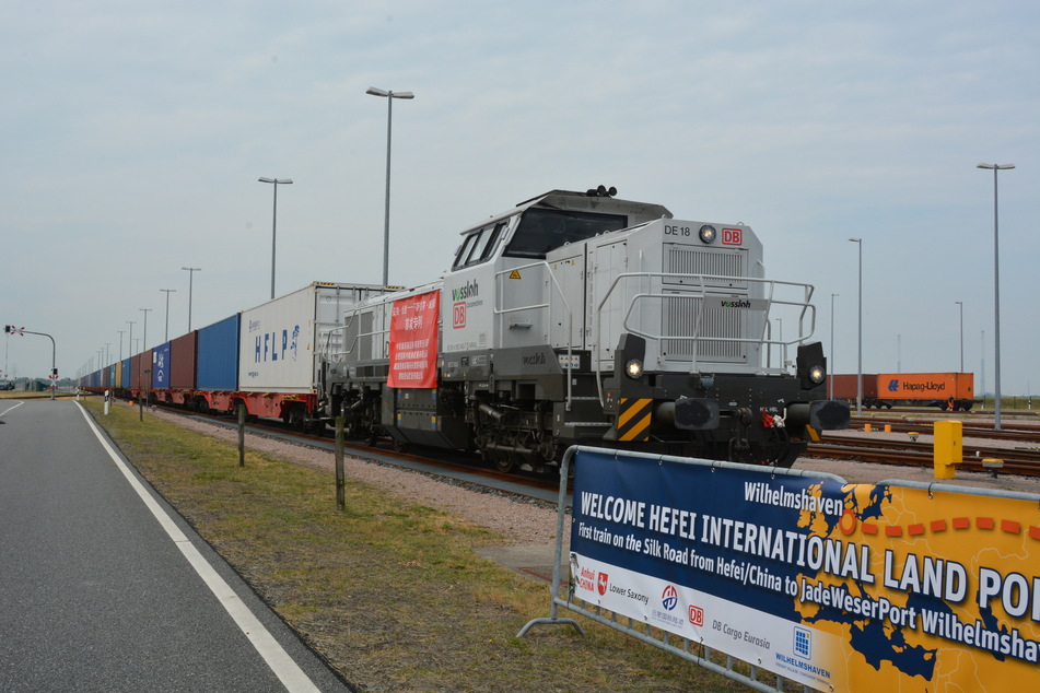 Der Güterzug aus China kommt am Güterverkehrszentrum des Tiefwasserhafens JadeWeserPort an.