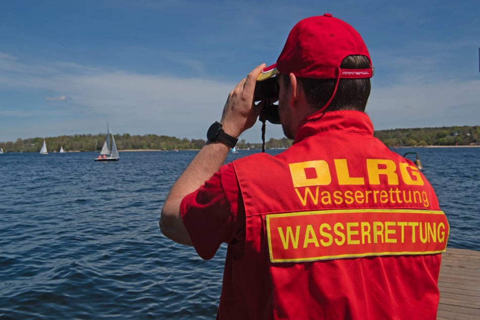 Ein Rettungsschwimmer der DLRG hat am Samstag zwei Menschen aus dem Tegeler See gezogen. (Symbolfoto)