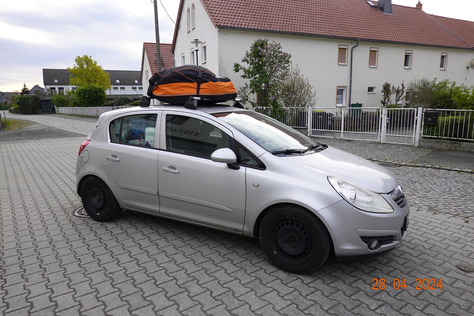 Vollgepackt bis übers Dach: Der Hilfstransport startete Ende April mit diesem kleinen Opel Corsa und endete erst nach 5000 Kilometern.