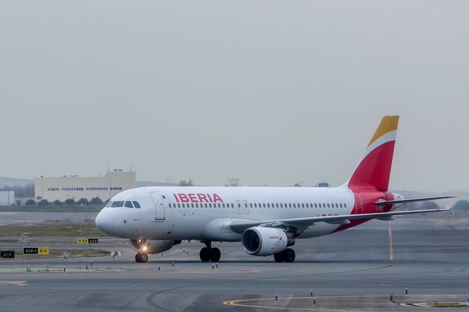 Ein Passagier öffnete die Tür eines Iberia-Flugzeuges. (Archivbild)