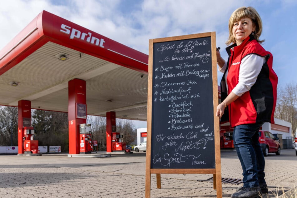 Chefin Gundula Seifert (62) von der Sprint-Tankstelle in der Zwickauer Straße stellt ihre Angebotstafel auf.