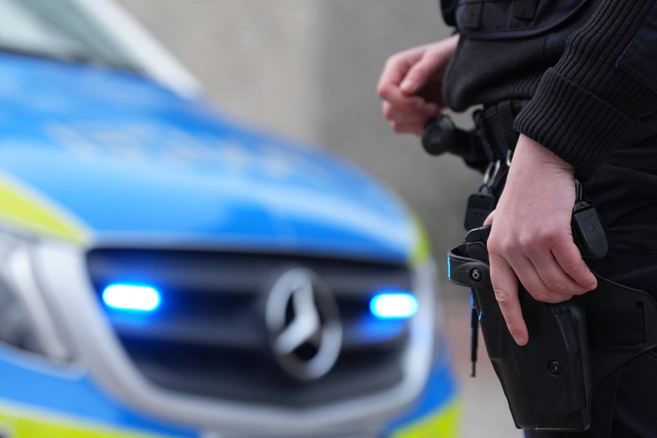 Die Polizei empfiehlt, bei vermeintlichen Polizisten an der Haustür den Dienstausweis zu verlangen. (Symbolfoto)