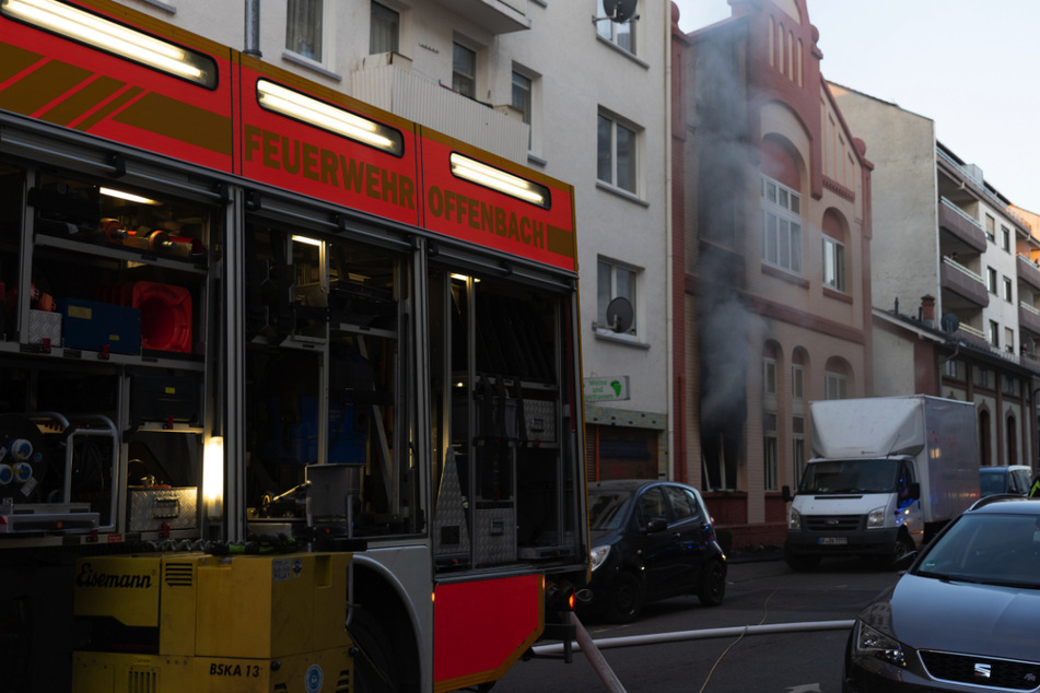 Frankfurt: Großeinsatz in Offenbach: Zwölf Menschen bei Wohnungsbrand zum Teil schwer verletzt