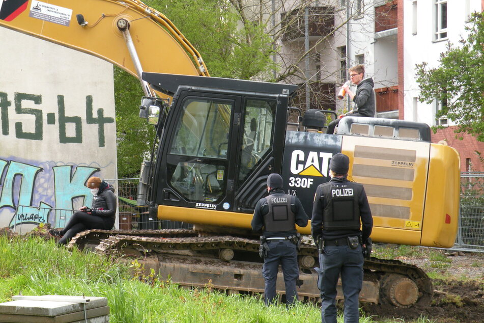 Der Aktivist setzte sich am frühen Freitagmorgen auf den Bagger und blockierte die Baumaßnahmen.