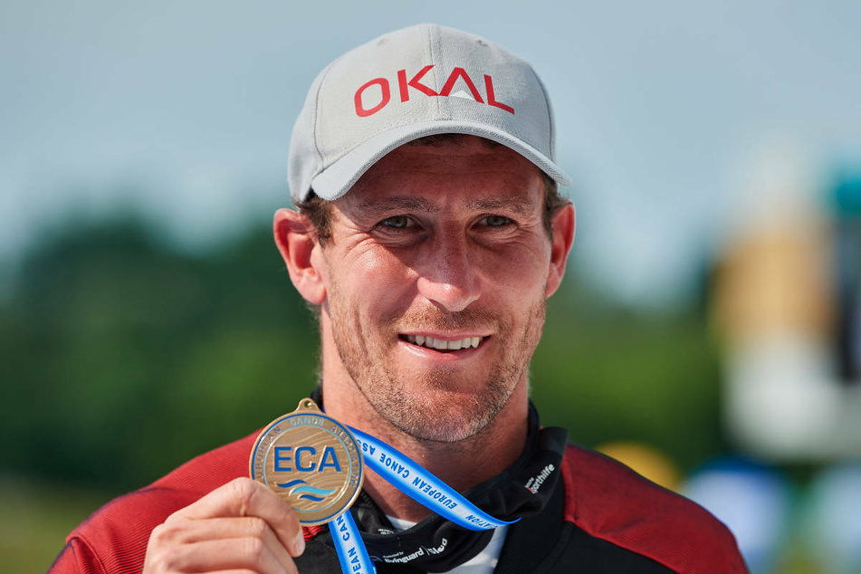 Sebastian Brendel (33) präsentiert seine Goldmedaille bei der Kanu-Europameisterschaft 2021. Bei den Olympischen Spielen will der Knute sein drittes Olympia-Gold im Canadier-Einer holen.