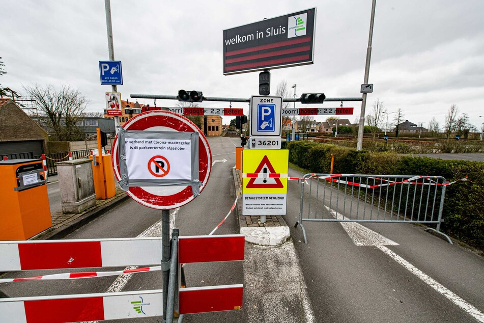 bsperrungen stehen vor der Einfahrt zu einem öffentlichen Parkplatz im Grenzgebiet zu Belgien, nachdem die Zeeland Safety Region (VRZ) eine Notfallverordnung aufgrund der Verbreitung des Coronavirus eingeführt hat. (Archivbild)