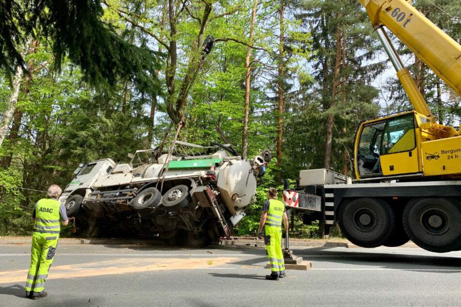 Der 20-Tonner konnte mit einem Kran wieder aufgerichtet werden.