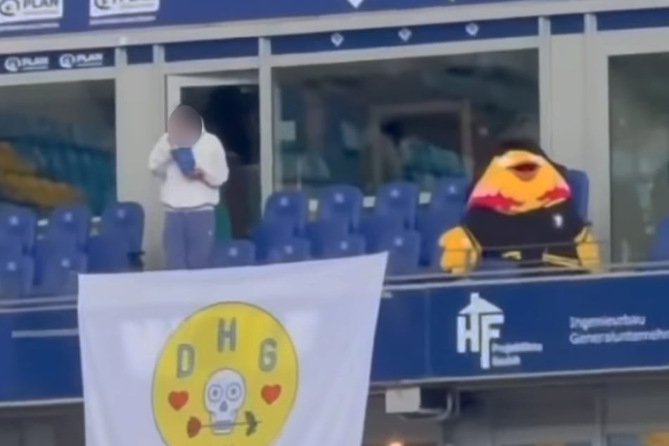 Maskottchen Wolfgang saß während des Konzerts auf der Tribüne.