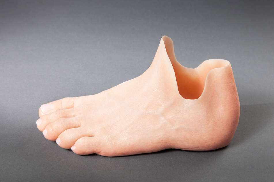 Eine Fußprothese, wie sie aus dem Drucker kommt. Bis sie fertig ist und angepasst werden kann, braucht es noch viele Zwischenschritte.