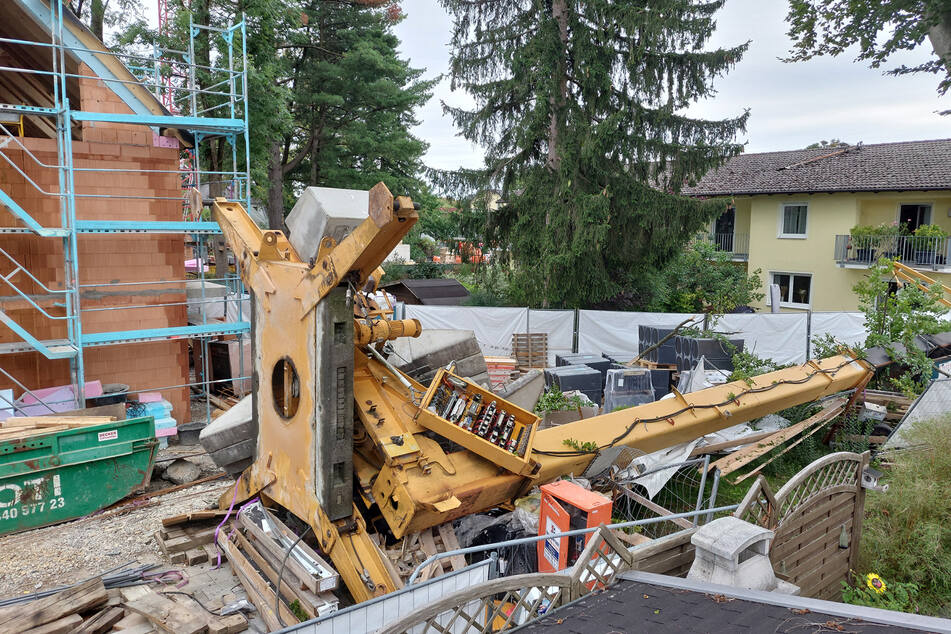 Mitten in einer Wohnsiedlung kippte der tonnenschwere Kran um. Verletzt wurde glücklicherweise niemand.